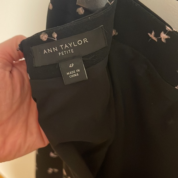 EUC Ann Taylor Pencil Skirt - 4 petite - Picture 5 of 8